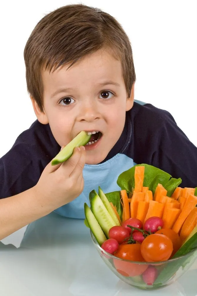 Niño comiendo hortalizas :: Imágenes y fotos