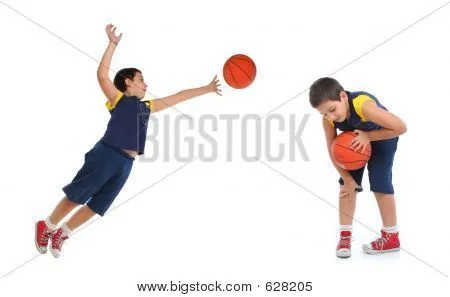 Niño jugando baloncesto aislado Fotos stock e Imágenes stock ...