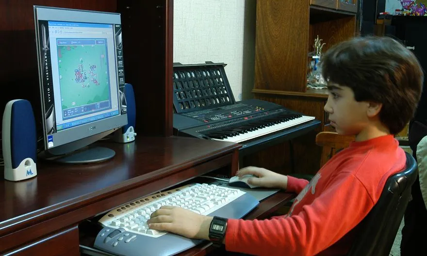 Niño jugando en la computadora - Imagui