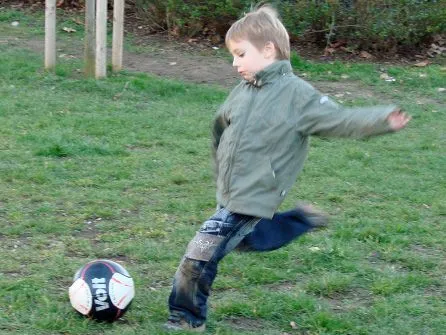 niño jugando futbol | JuanSe