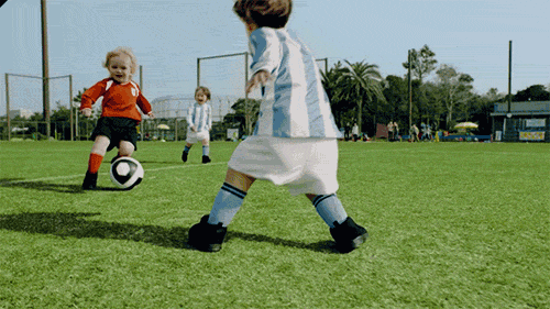 Niño jugando futbol, es todo un profesional | Mil Gifs!