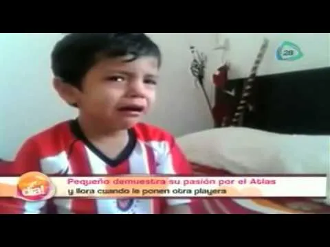 Niño llora porque le ponen la playera de Chivas// videos graciosos ...