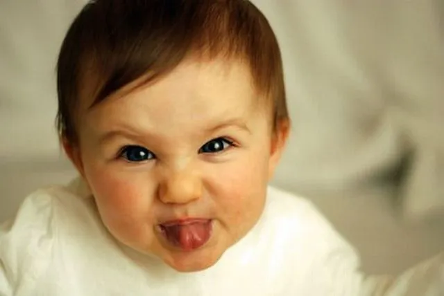 Niño sacando la lengua