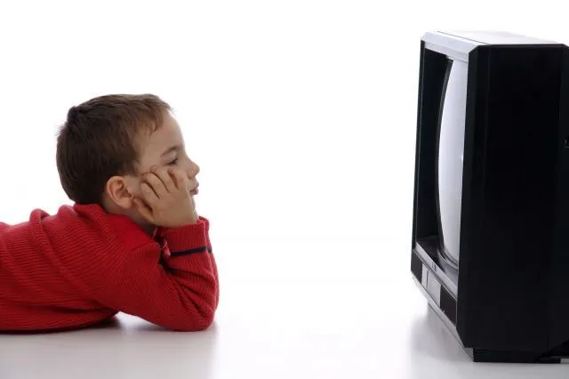Un niño viendo la tele. | Qué.es