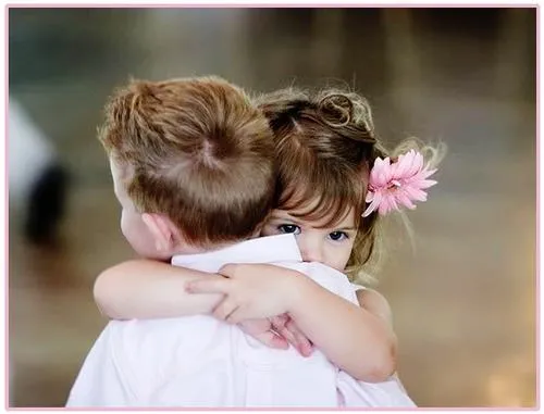Dos niños abrazandose - Imagui