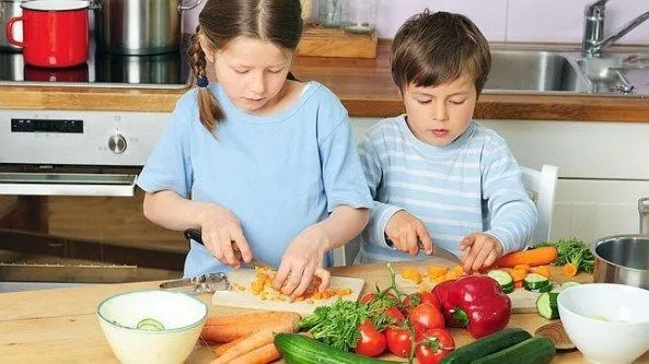 Imagenes de niños ayudando en la casa - Imagui