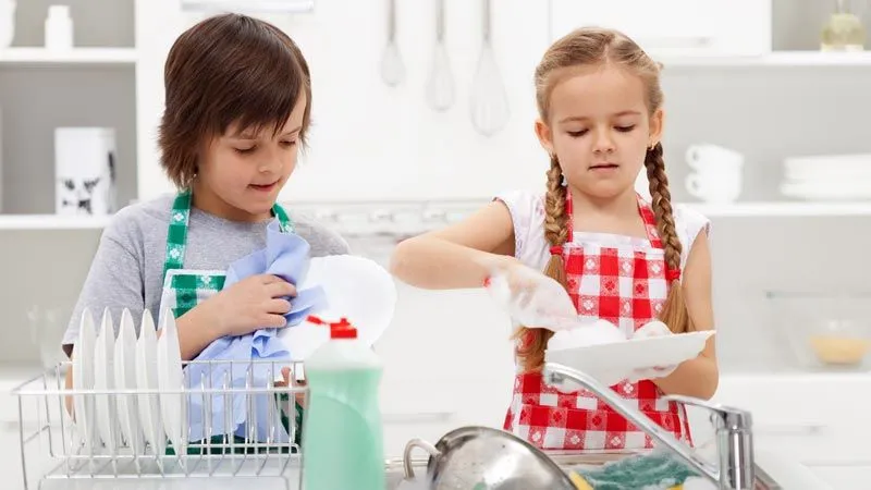 Cómo conseguir que los niños ayuden en las tareas domésticas - Flota