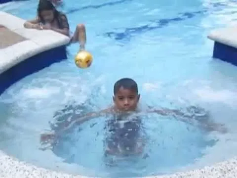 niños bañandose en piscina - YouTube