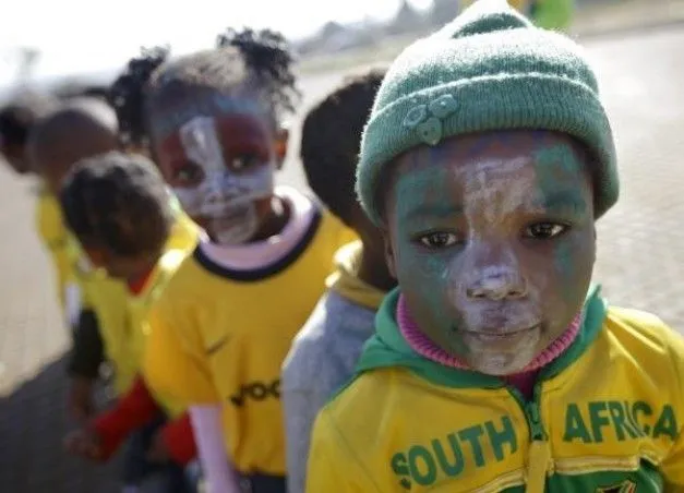 Los niños con las caras pintadas con los colores de varias naciones ...