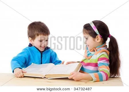 Dos niños compartiendo el libro Fotos stock e Imágenes stock ...