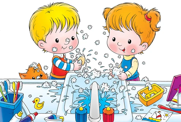 Niños haciendo un desastre mientras se lavan las manos con jabón ...