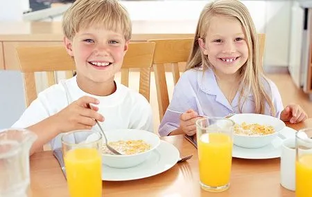 niños desayunando | mamassaludables.