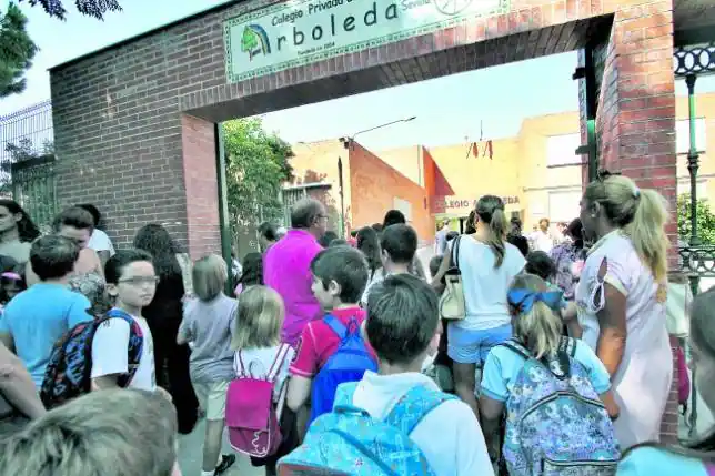 Niños entrando ayer en un colegio de Sevilla - abcdesevilla.es