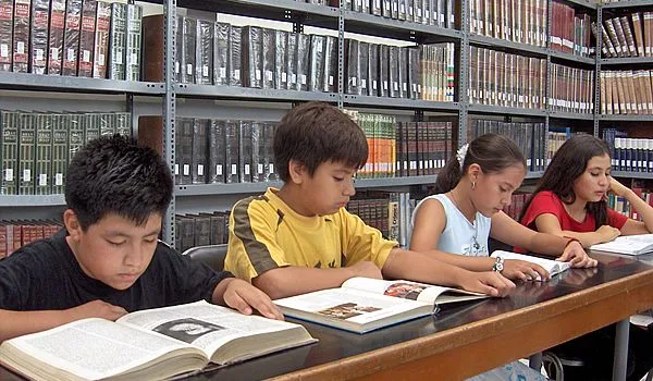 Niños estudiando