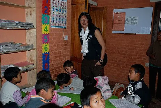 Niños estudiando en la escuela - Imagui