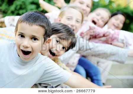niños felices juntos al aire libre, caras, Fotos stock e Imágenes ...