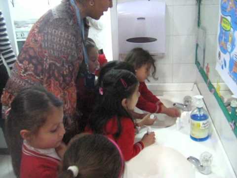 Los niños del Jardín Infantil Juan Nene Corpas lavándose las manos ...