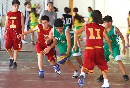 Niños jugando basquetbol - Imagui