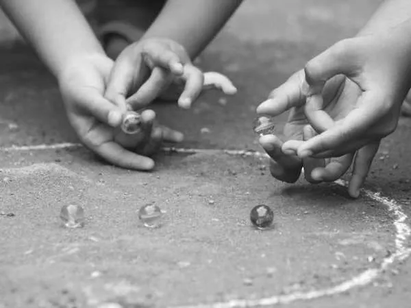 niños jugando canicas | El Bloguero Solitario
