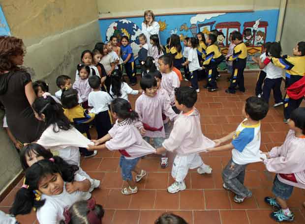 Niños jugando en el colegio | Edición impresa | EL PAÍS Niños jugando en el colegio | Edición impresa | EL PAÍS