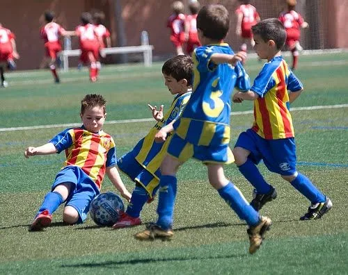 niños jugando futbol | Flickr - Photo Sharing!