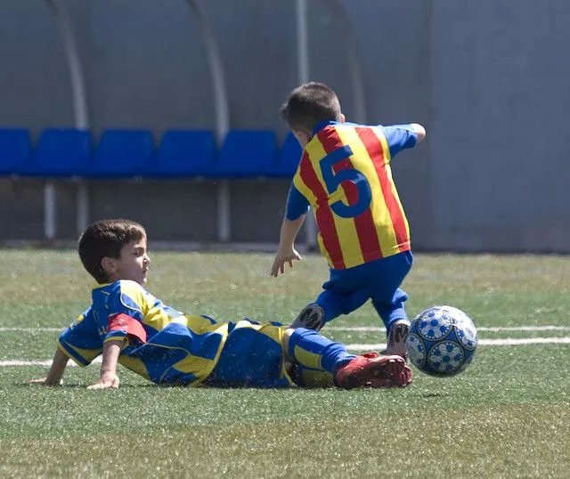 Niños jugando al futbol | Flickr - Photo Sharing!