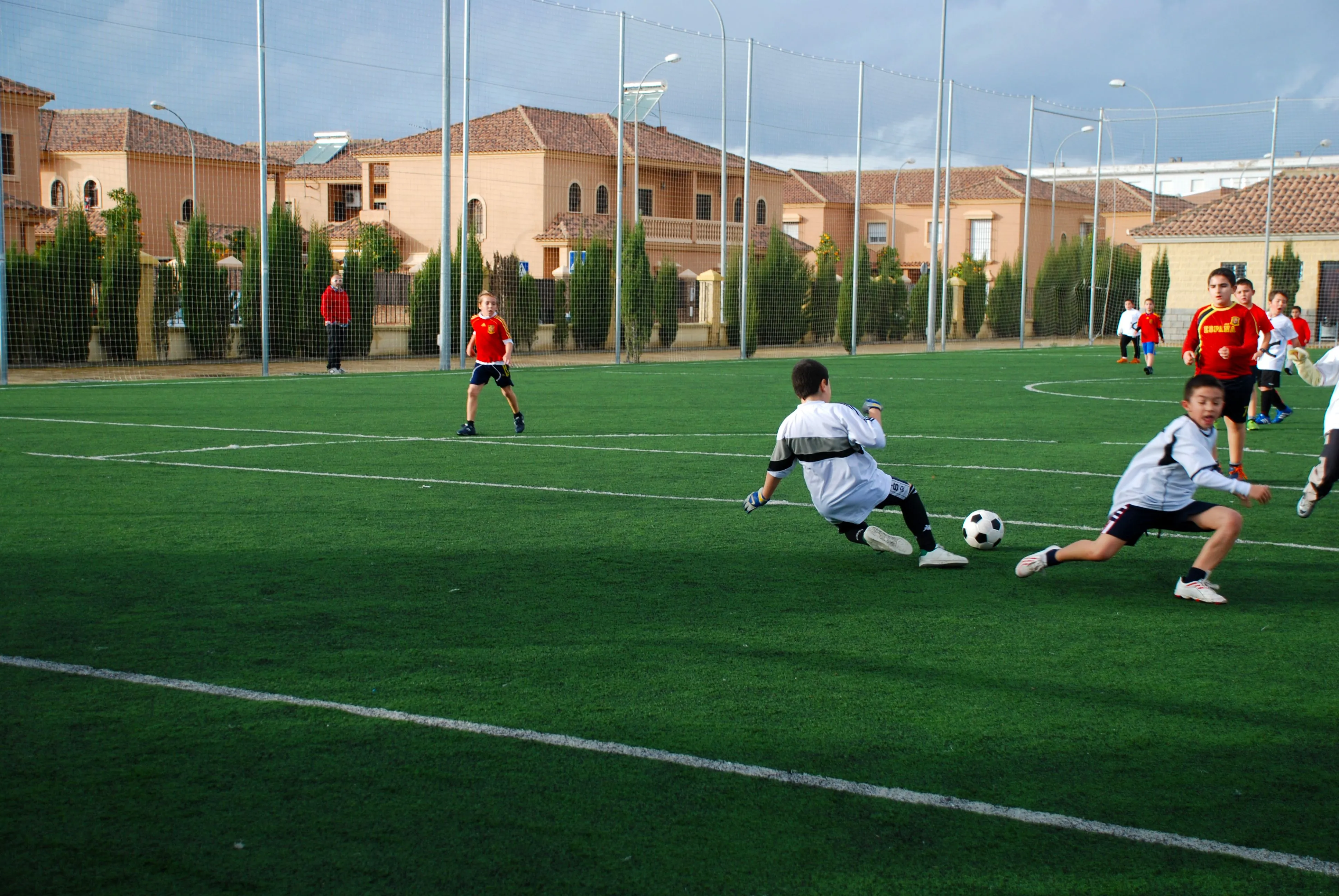 Niños jugando al futbol | fotos de Deportes Niños jugando al futbol | fotos de Deportes
