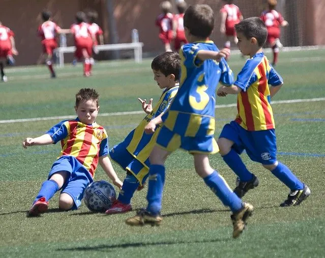 Niños jugando al futbol | Flickr - Photo Sharing!