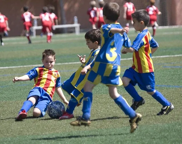 Imagenes de chicos jugando al futbol - Imagui Imagenes de chicos jugando al futbol - Imagui