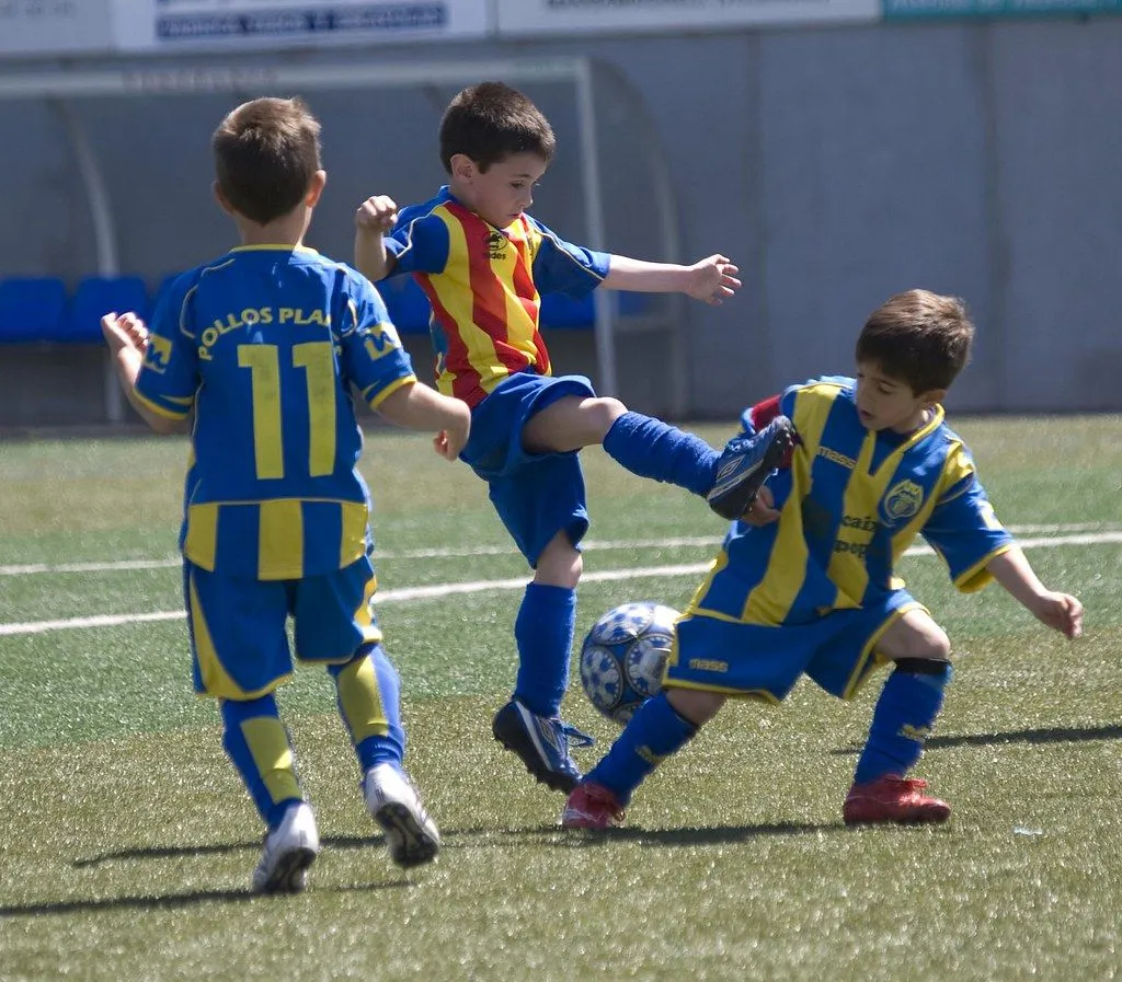 Niños jugando al futbol - a set on Flickr