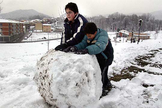 Dos niños jugando con la nieve | Edición impresa | EL PAÍS