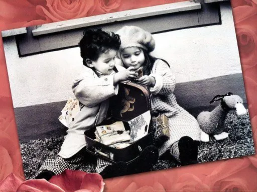 Niños leyendo cartas de amor en foto blanco y negro
