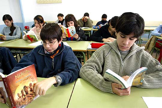 Niños leyendo en clase - ELPAÍS.com