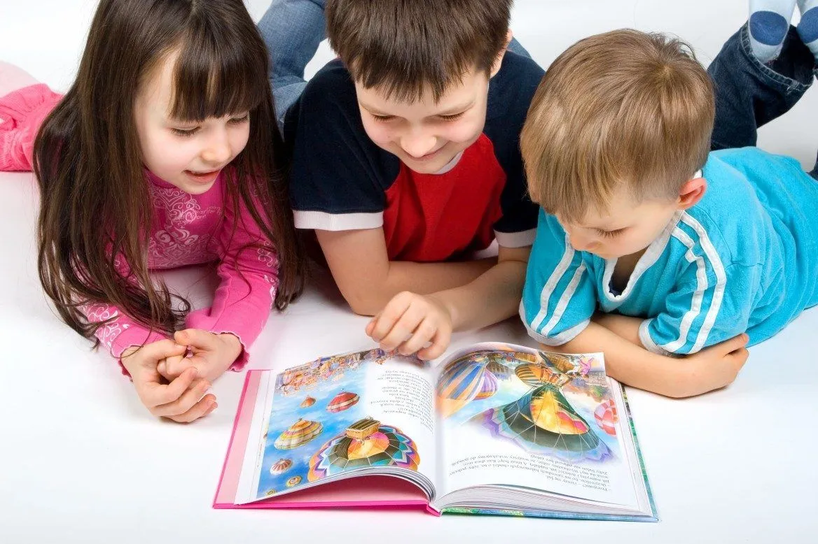 Niños leyendo un cuento infantil :: Imágenes y fotos