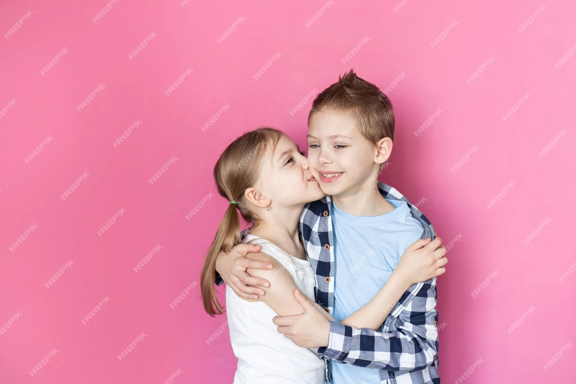 Niños lindos, hermano y hermana sonrientes de 7-9 años | Foto Premium