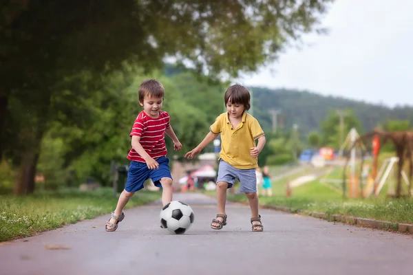 Dos niños lindos, jugando al fútbol juntos, hora de verano — Foto ...