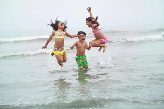 Niños en la playa: fotografía de Las Americas Casa De Playa ... Niños en la playa: fotografía de Las Americas Casa De Playa ...