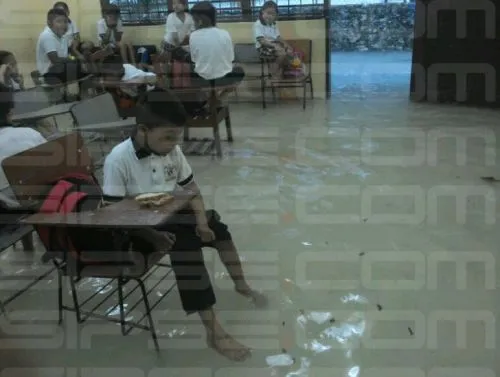 Niños de preescolar de Cancún toman clases en aulas inundadas ...