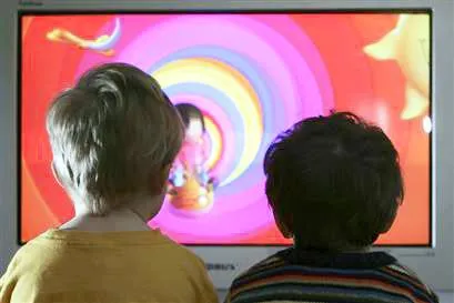 Niños viendo television - Imagui