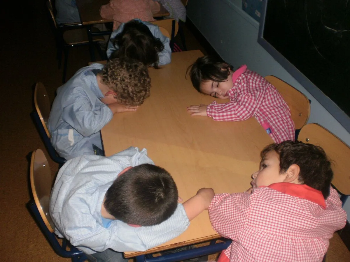 Los niños/as de 3 años descansando. | Eskolabarri Ikastetxea