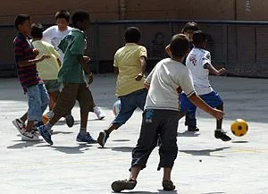 niños_jugando_futbol