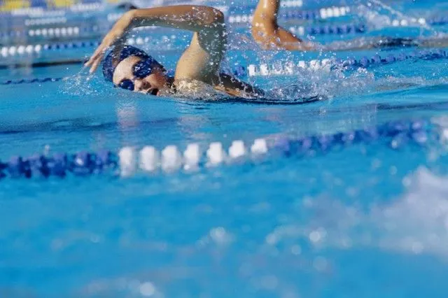 NOTIGYM: Los mejores entrenamientos para perder grasa nadando