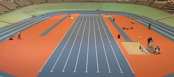 Novedosa pista de atletismo de MONDO en el velódromo Luis Puig de ...