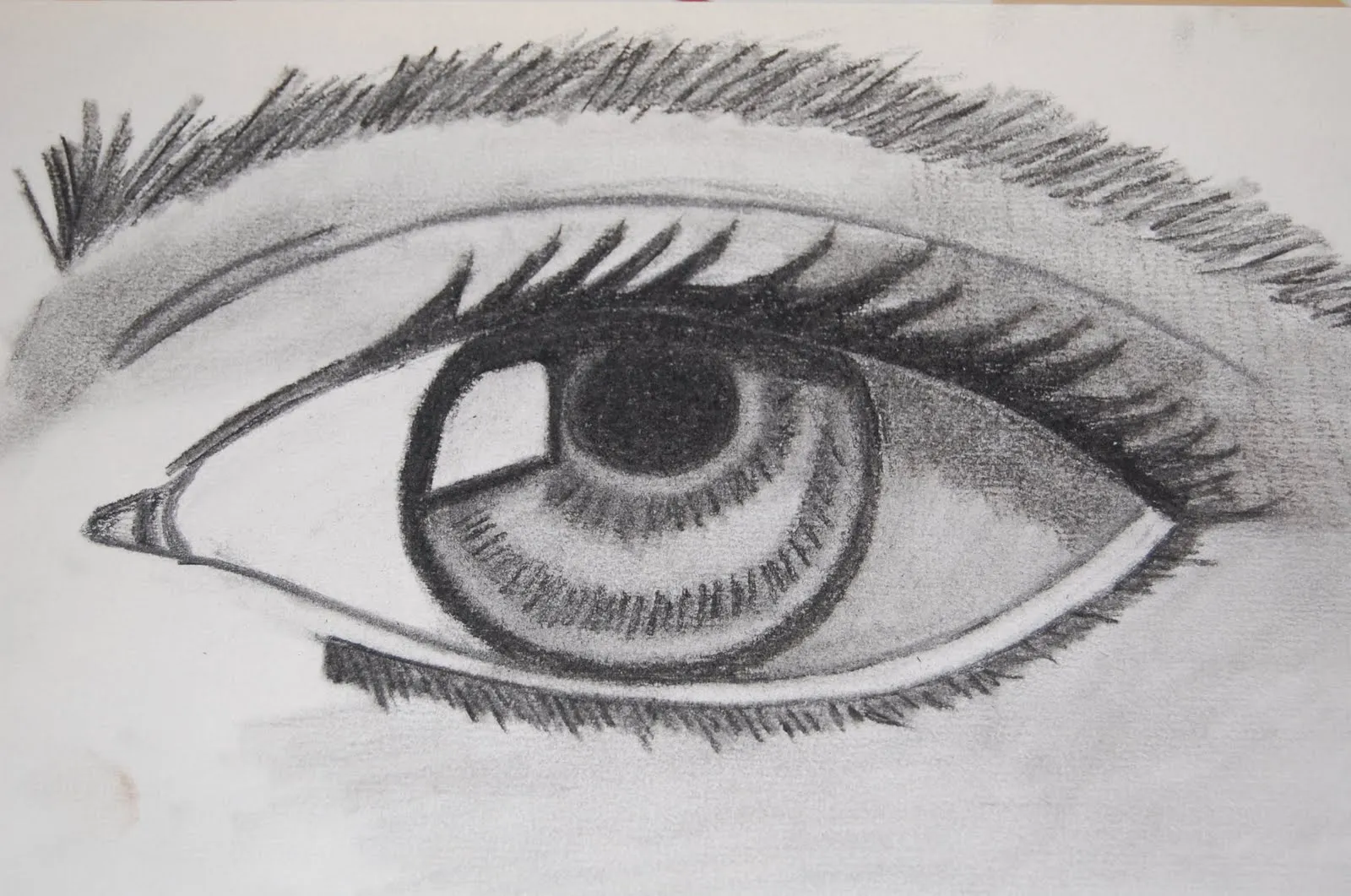 Nuwart: Practicando el dibujo de un ojo.