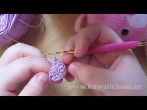 Como hacer orejas para amigurumi en semicírculo - YouTube