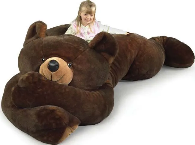 Un oso de peluche gigante para la habitación infantil