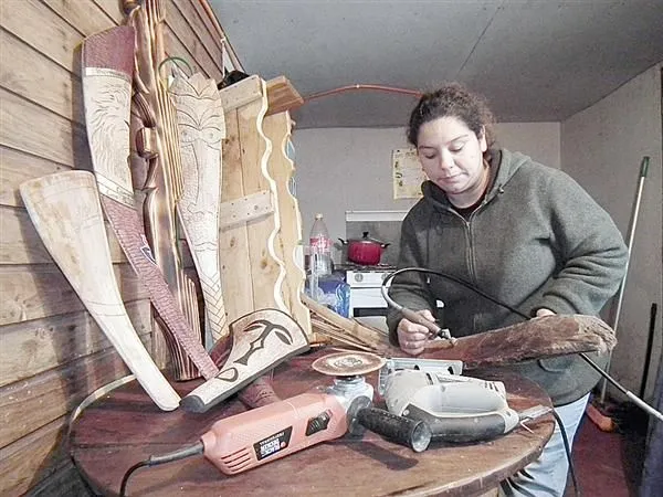 Padre, madre e hija se ganan la vida fabricando artesanías en El ...