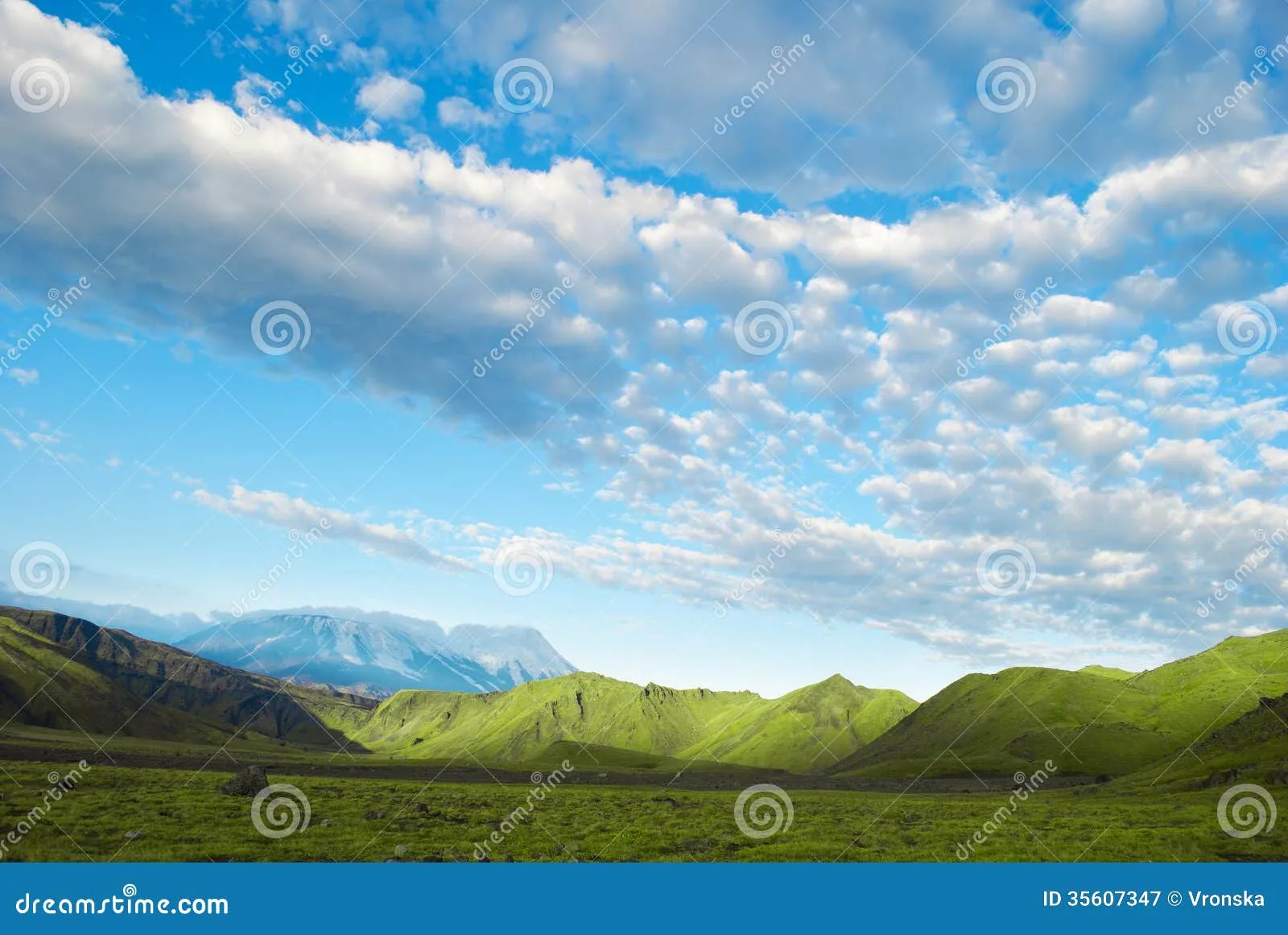 Paisaje De La Montaña, Cielo Azul, Nubes Blancas, Horizonte Foto ...