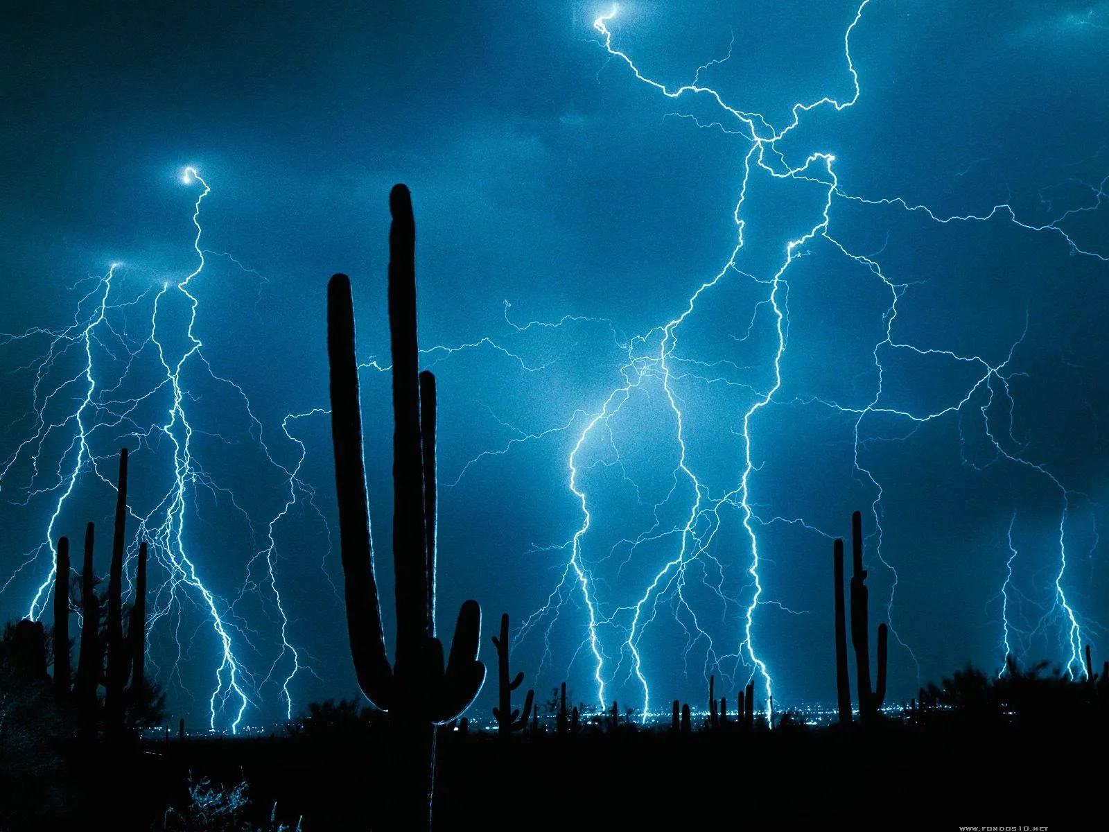 Paisaje de el oeste de los Estados Unidos con una fuerte tormenta Paisaje de el oeste de los Estados Unidos con una fuerte tormenta