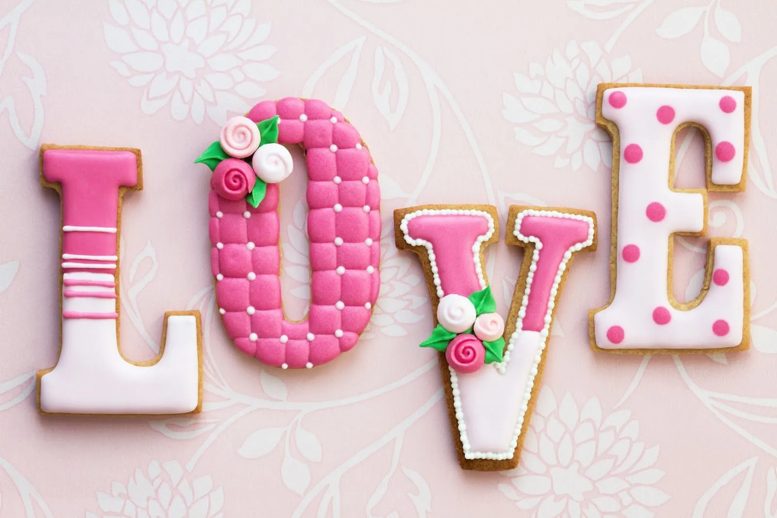 Palabra "LOVE" en letras de galleta con crema de colores | Banco ... Palabra "LOVE" en letras de galleta con crema de colores | Banco ...